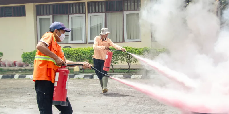 Fire training pemadam kebakaran dengan APAR.